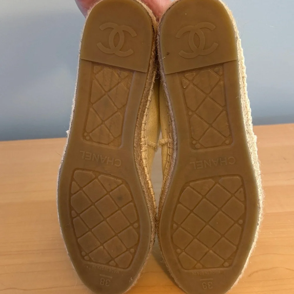 CHANEL Two-Tone Espadrilles in Black and Cream - Picture 7 of 11